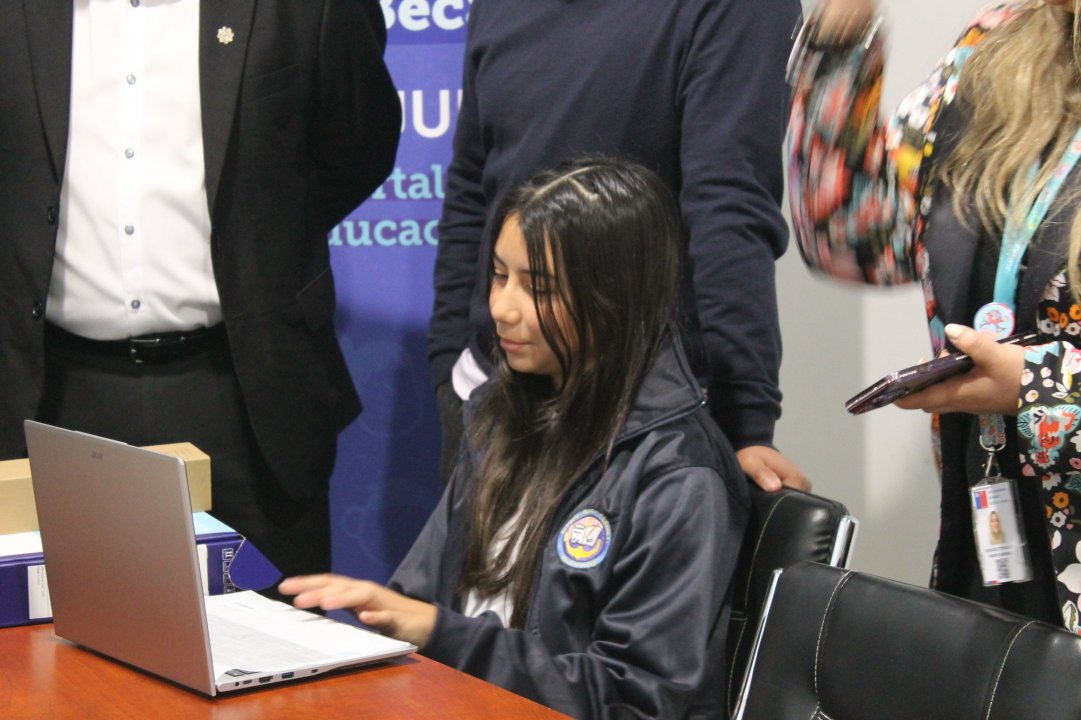 /junaeb-realiza-primera-entrega-regional-de-becas-tic-mas-de-3-mil