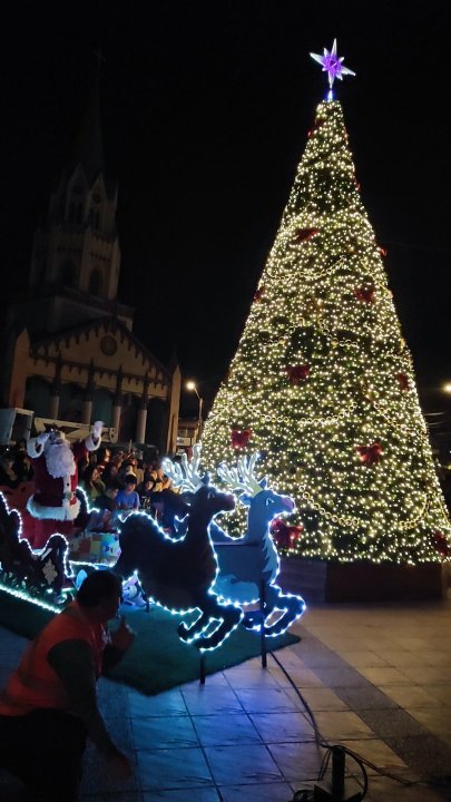 /caldera-comenzo-a-vivir-la-navidad-con-emotivo-encendido-de-su-arbol-en