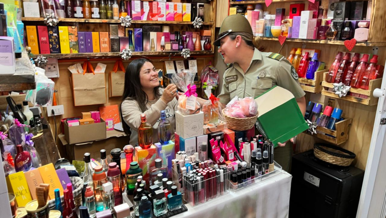 /carabineros-de-lebu-realizan-saludo-a-mujeres-en-visperas-del-dia