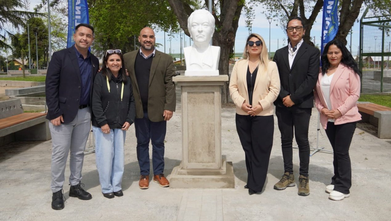/molina-recibe-busto-de-gabriela-mistral-para-nueva-plaza