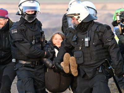 /arrestan-a-greta-thunberg-por-manifestarse-en-aldea-carbonifera-en-alemania