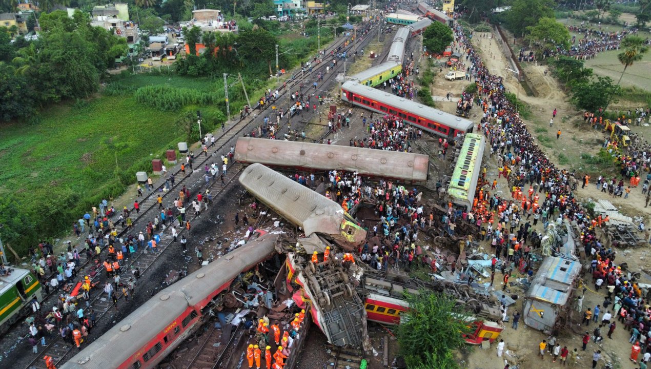/internacional/asia/india-gran-choque-entre-tres-trenes-deja-casi-300-personas-muertas-y-800