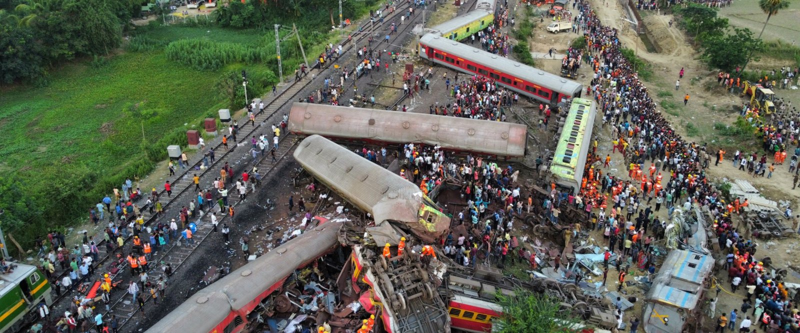 Choque de tres trenes en la India deja casi 300 personas muertas