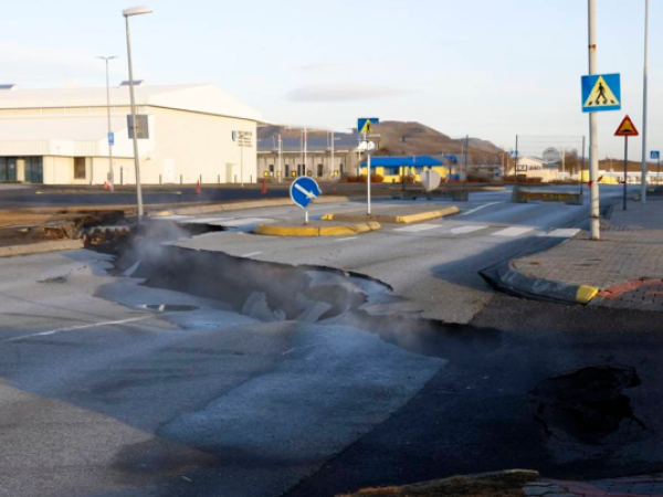 Mil sismos al día y aparición de grietas: Sigue preocupación en Islandia por eventual erupción