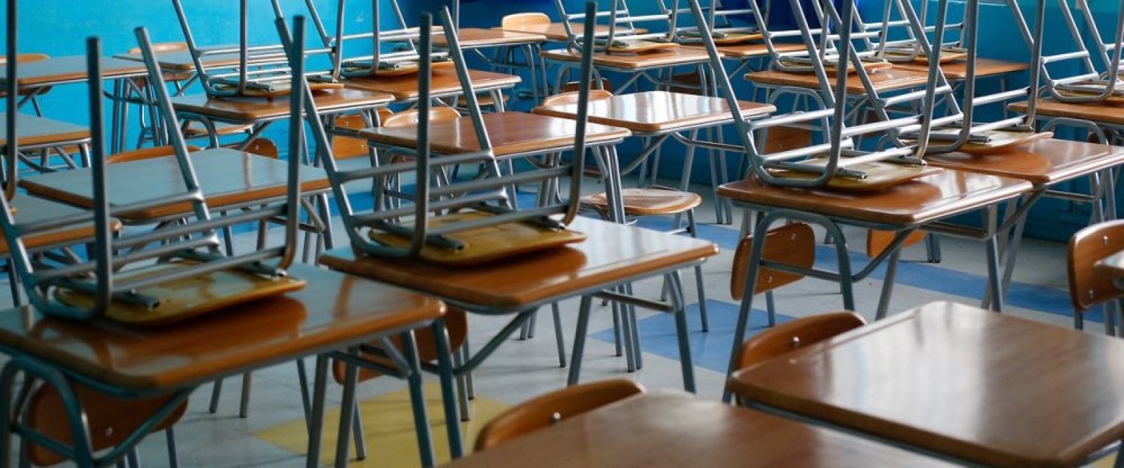 Indignación en La Pintana: colegio entrega polémico libro con alusiones sexuales a estudiantes