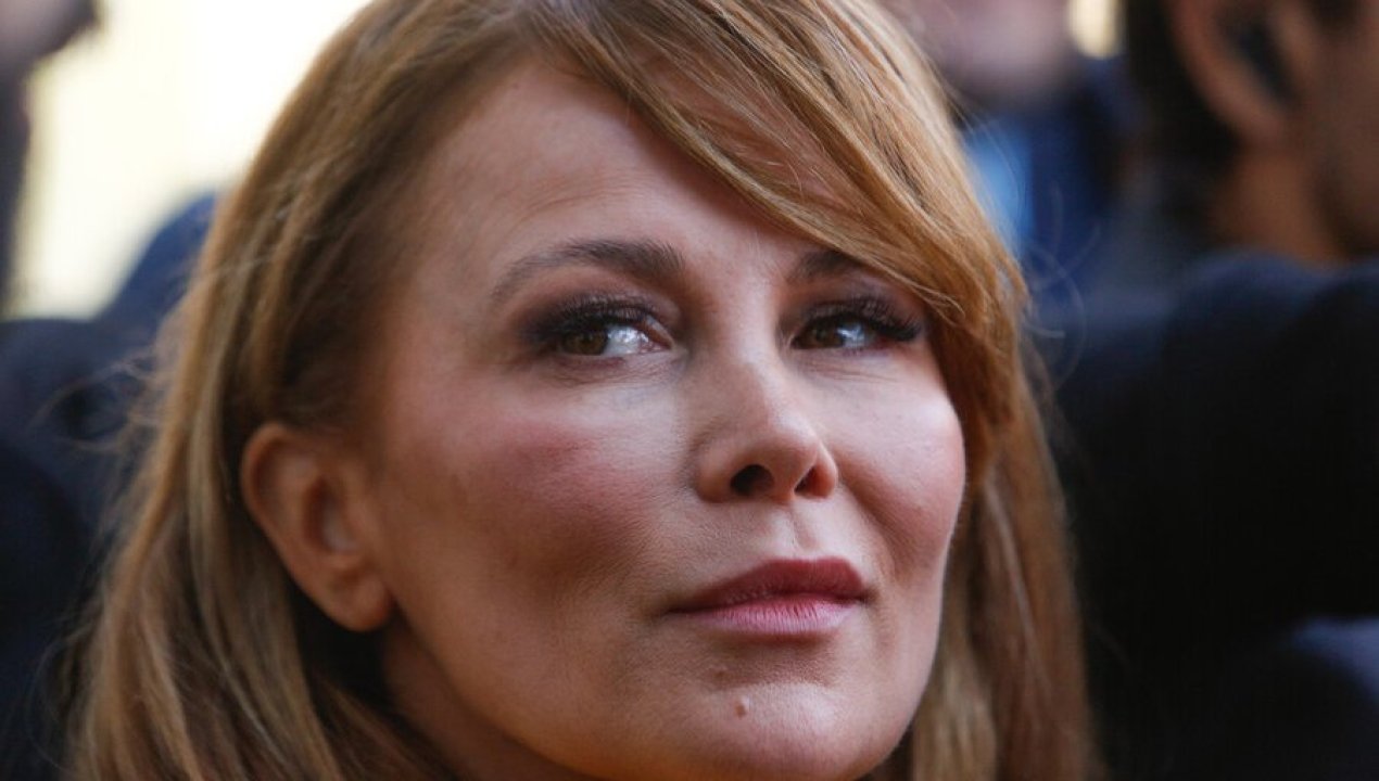 /actualidad/politica/elecciones/cathy-barriga-llego-a-votar-al-alberto-widmer-intento-entregar-galletas-a