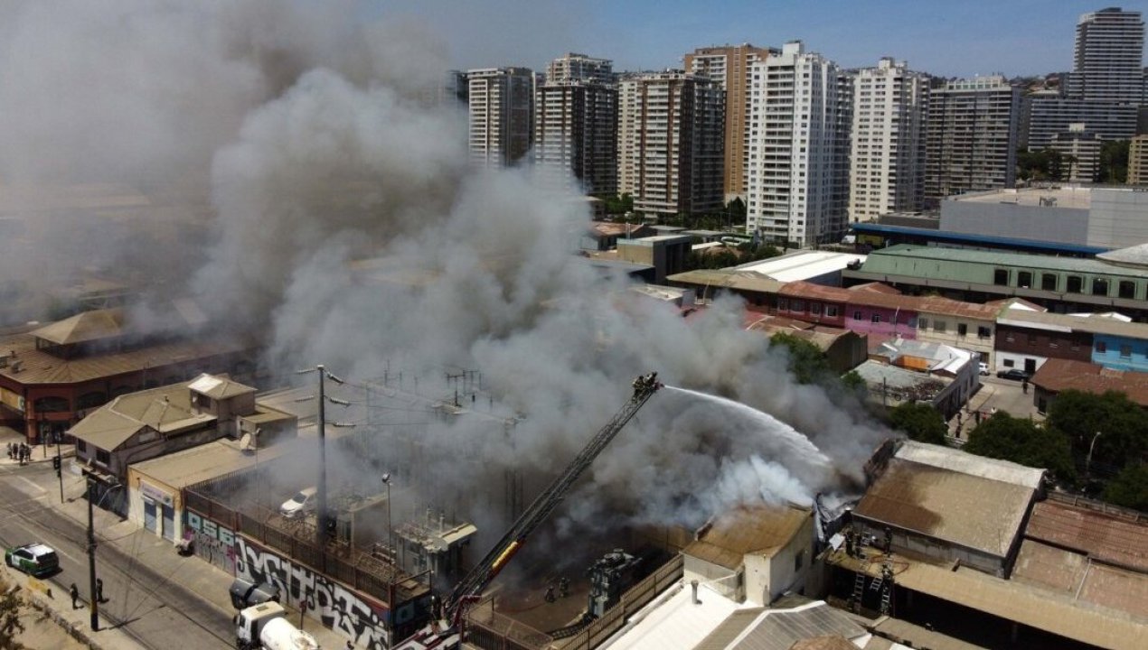 /regionales/emergencia-en-vina-incendio-en-zona-comercial-moviliza-20-unidades-de