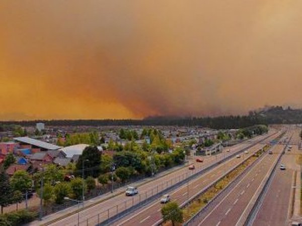 Rutas hacia el Biobío permanecen cerradas por incendios forestales