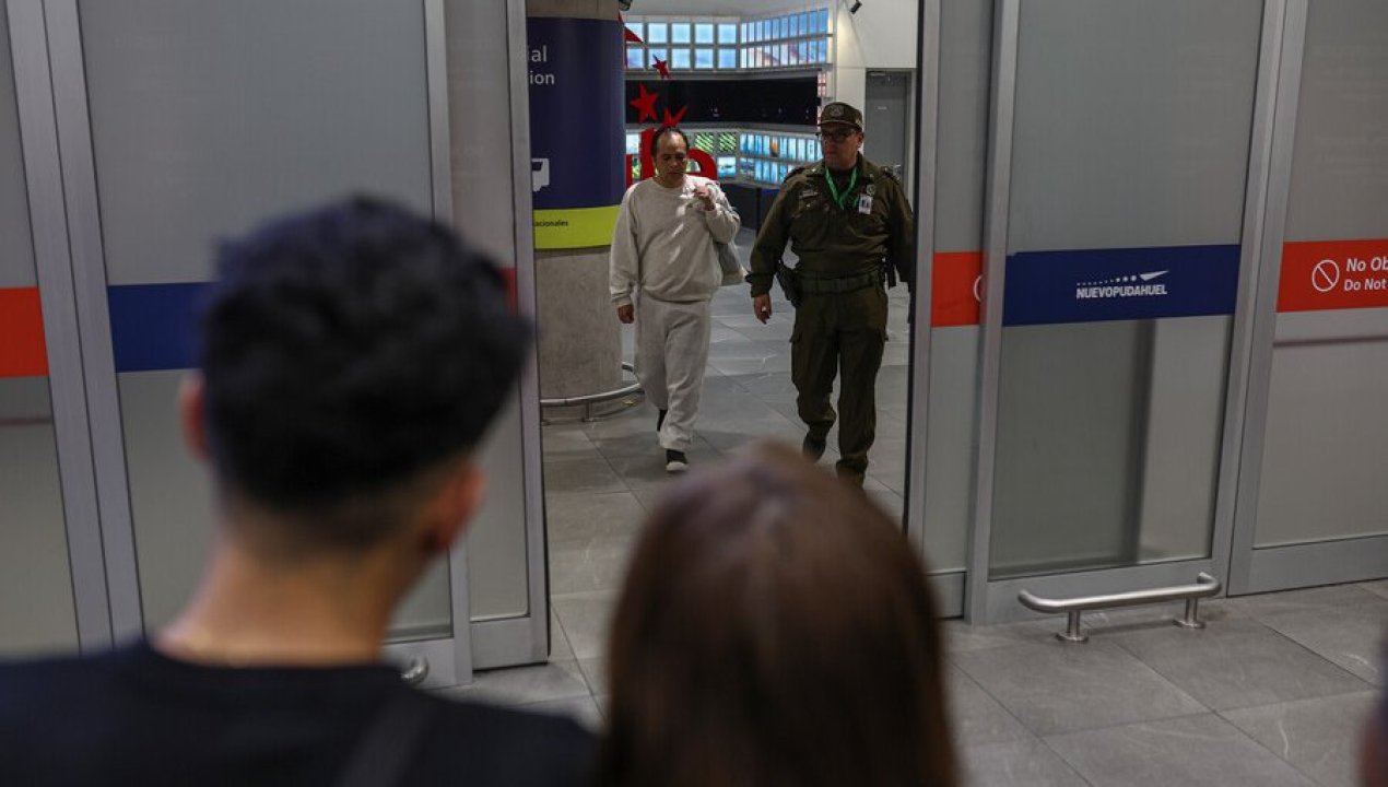 /actualidad/arriba-vuelo-con-34-chilenos-deportados-desde-ee-uu-dos-quedaron