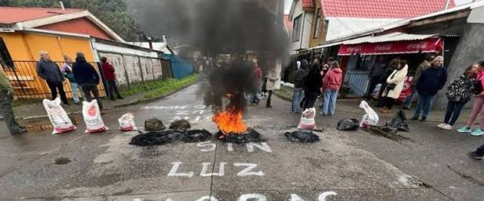 Vecinos bloquean ruta entre Villarrica y Licán Ray por prolongado corte de energía